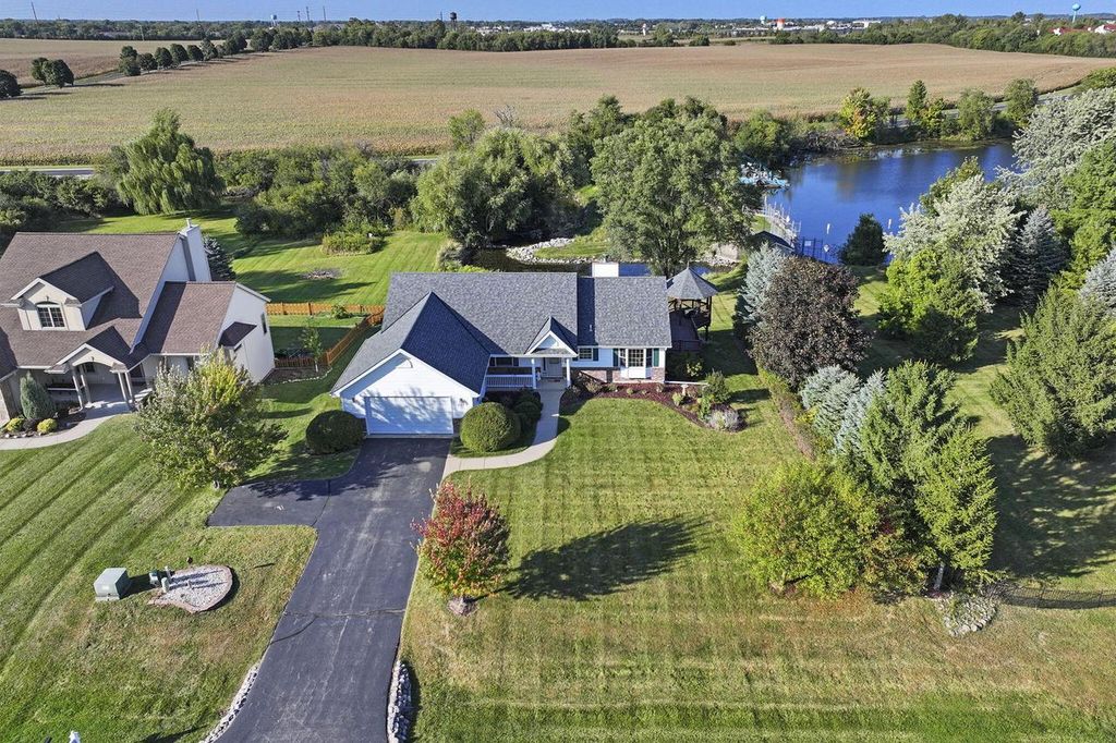 2144 Blue Heron DRIVE, Delavan, WI 53115
