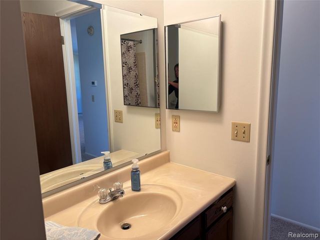 9351 Park Pl, Swartz Creek, MI 48473