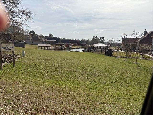 114 Wildwood Lake Drive N, Huntsville, TX 77340