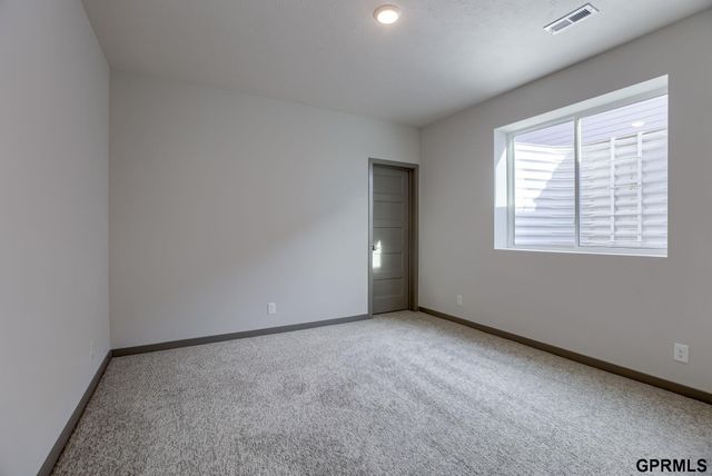 18467 Greenleaf Street, Omaha, NE 68136