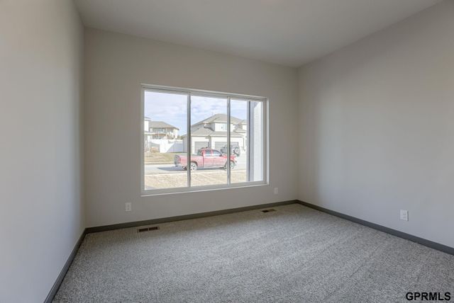 18467 Greenleaf Street, Omaha, NE 68136