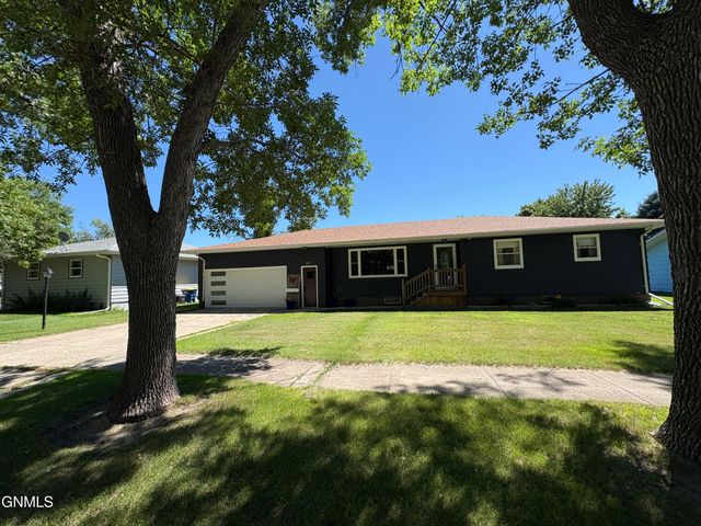 312 2nd Street S, Ellendale, ND 58436 property photo