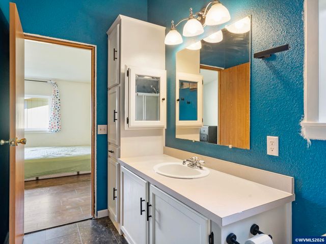 1544 Woodland Av, Woodburn, OR 97071