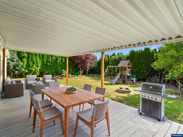 1544 Woodland Av, Woodburn, OR 97071