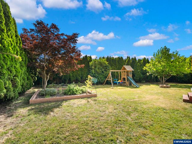 1544 Woodland Av, Woodburn, OR 97071
