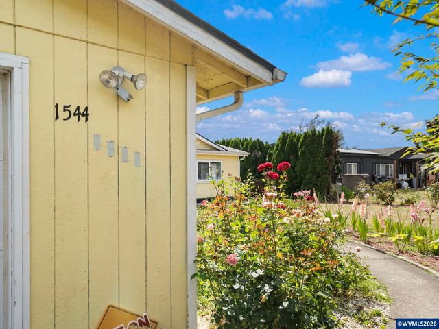 1544 Woodland Av, Woodburn, OR 97071