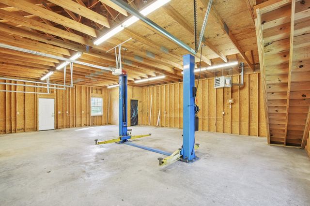 1698 Porter Rd, Burns, TN 37029