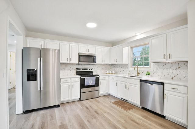 1698 Porter Rd, Burns, TN 37029