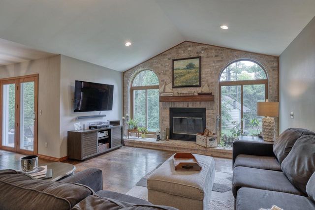 494 Quinlan COURT, Pewaukee, WI 53072