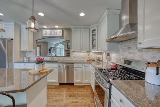494 Quinlan COURT, Pewaukee, WI 53072