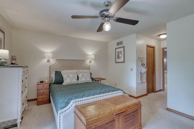 494 Quinlan COURT, Pewaukee, WI 53072