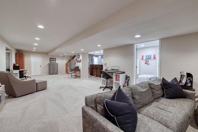 494 Quinlan COURT, Pewaukee, WI 53072