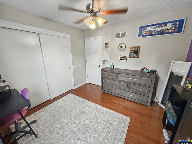 904 W Perry Street, Papillion, NE 68046