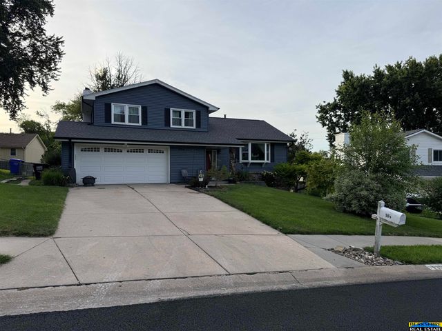 904 W Perry Street, Papillion, NE 68046