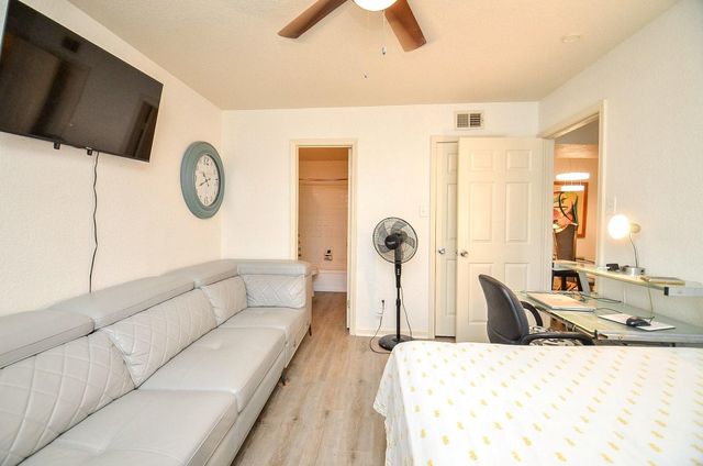 8100 Creekbend Dr 120, Houston, TX 77071