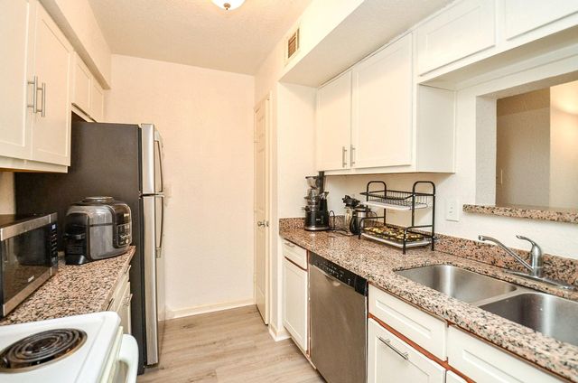 8100 Creekbend Dr 120, Houston, TX 77071