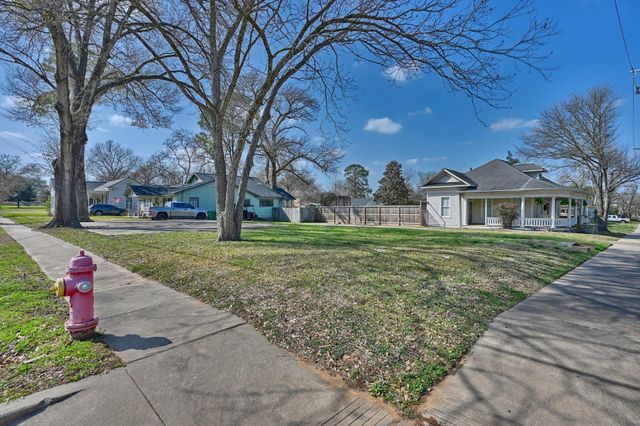 303 Ross Street, Brenham, TX 77833