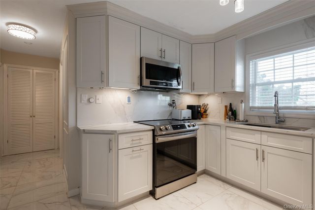 11 Foster Lane, Westbury, NY 11590