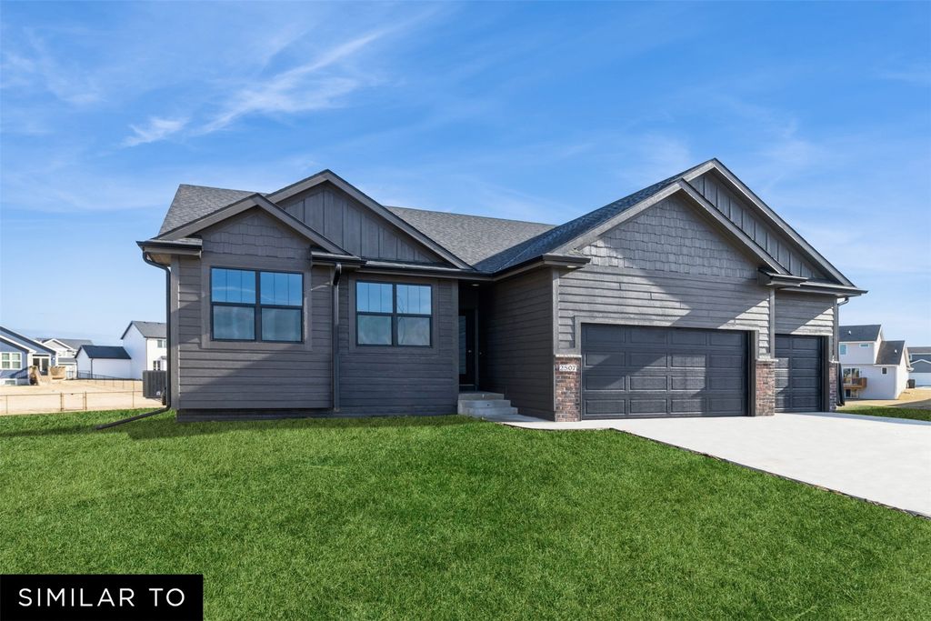 1030 Shady Lane Drive, Norwalk, IA 50211