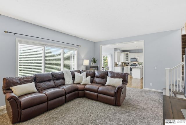 1006 Bailey Drive, Papillion, NE 68046