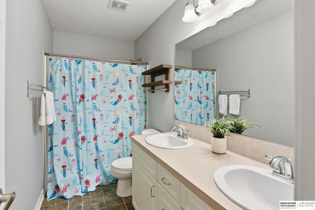 1006 Bailey Drive, Papillion, NE 68046