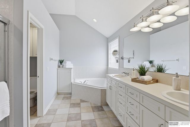 1006 Bailey Drive, Papillion, NE 68046