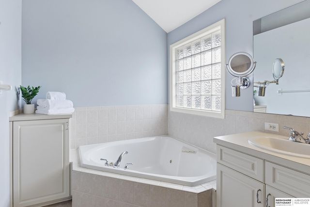 1006 Bailey Drive, Papillion, NE 68046