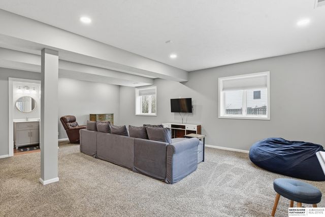 1006 Bailey Drive, Papillion, NE 68046