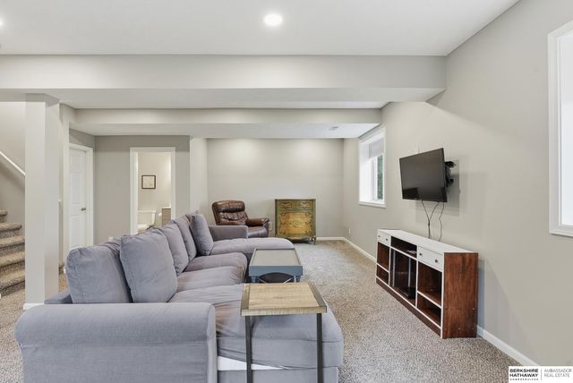 1006 Bailey Drive, Papillion, NE 68046