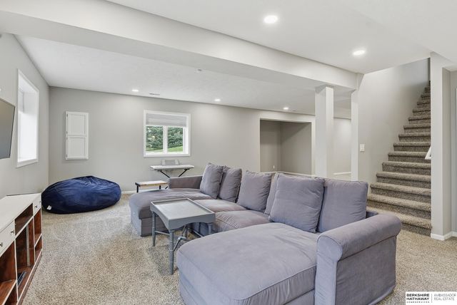 1006 Bailey Drive, Papillion, NE 68046