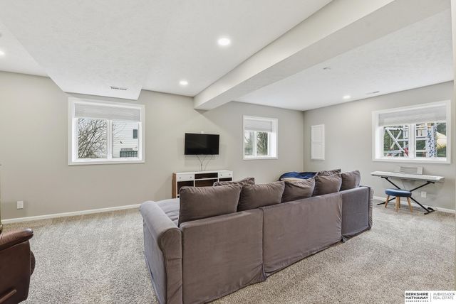 1006 Bailey Drive, Papillion, NE 68046