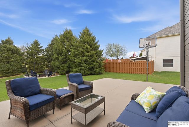 1006 Bailey Drive, Papillion, NE 68046