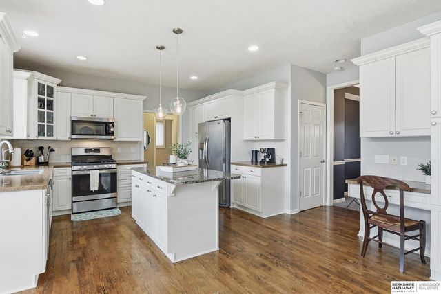 1006 Bailey Drive, Papillion, NE 68046