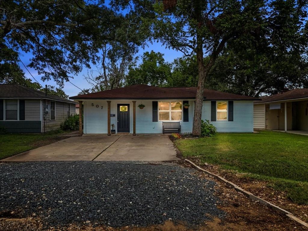 507 E Dumble Street, Alvin, TX 77511