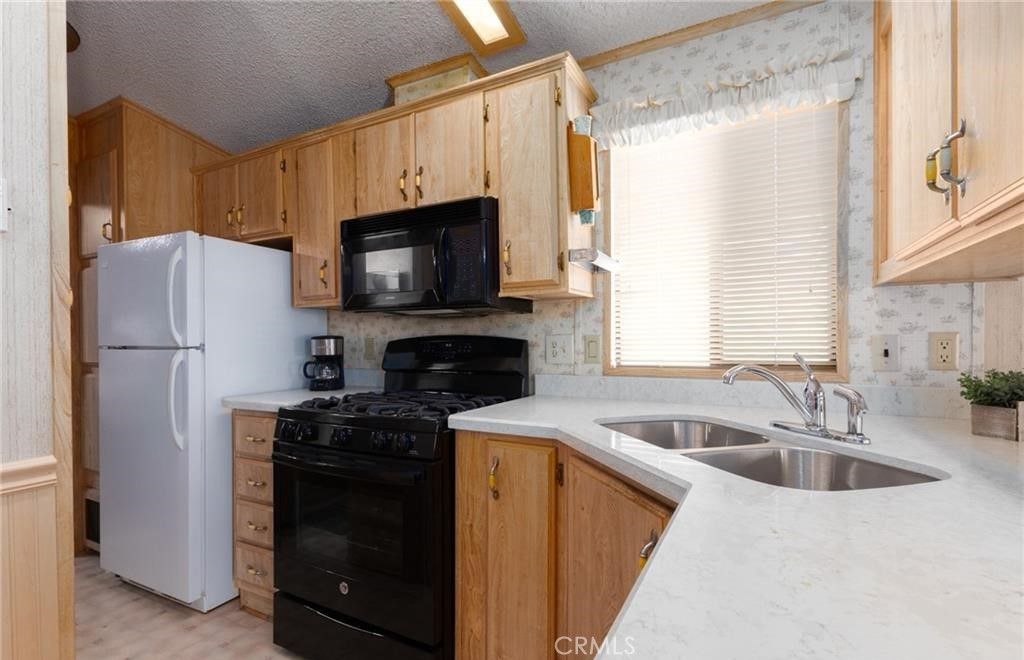 Image 6 of property listing at 1295 S Cawston Avenue 87, Hemet, CA 92545