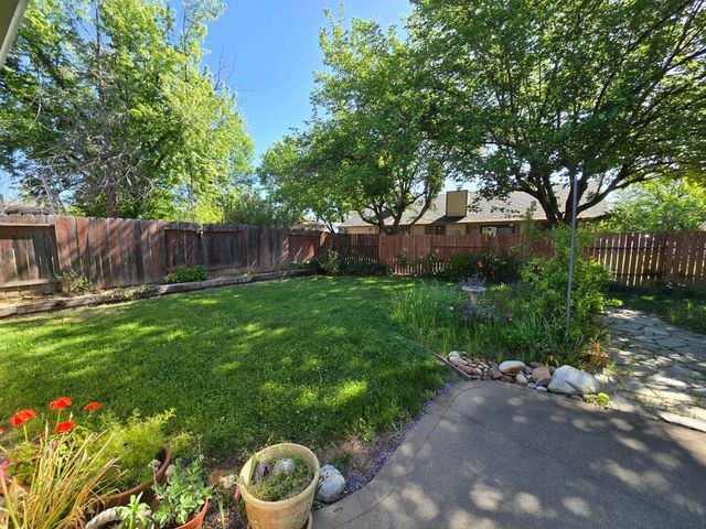 3671 Santa Rosa Way, Redding, CA 96003