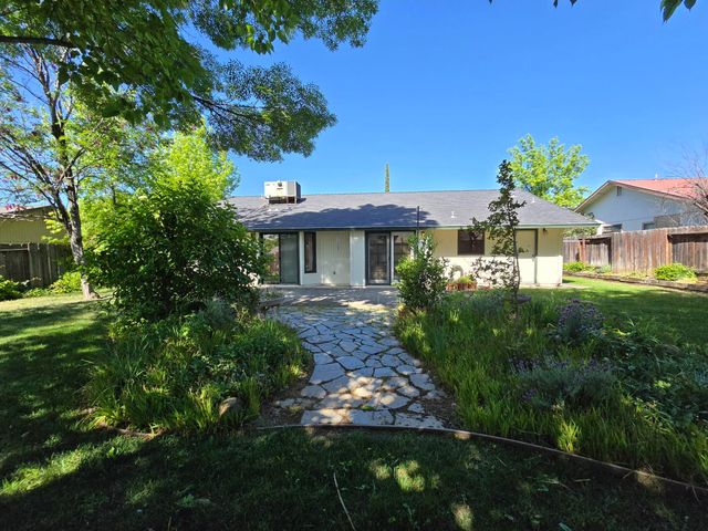 3671 Santa Rosa Way, Redding, CA 96003