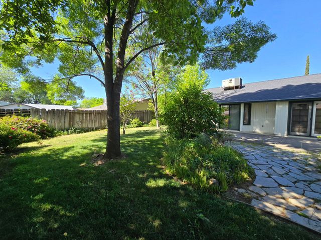 3671 Santa Rosa Way, Redding, CA 96003