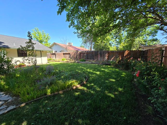 3671 Santa Rosa Way, Redding, CA 96003