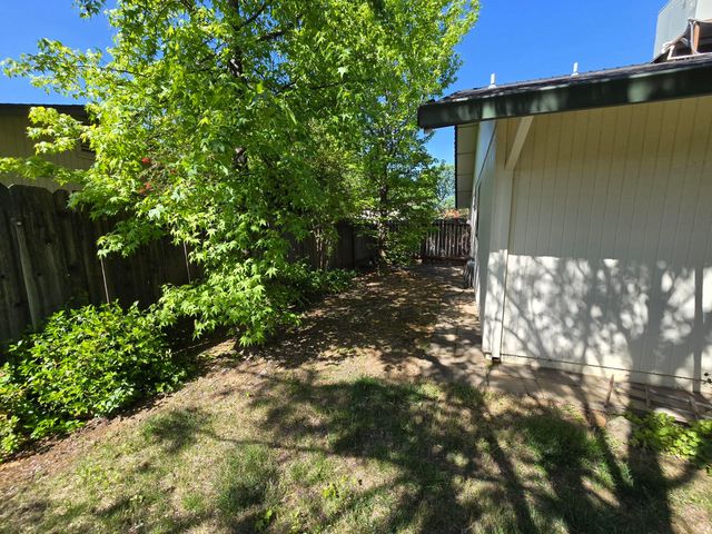 3671 Santa Rosa Way, Redding, CA 96003