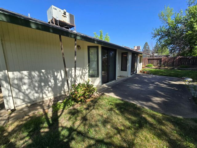 3671 Santa Rosa Way, Redding, CA 96003