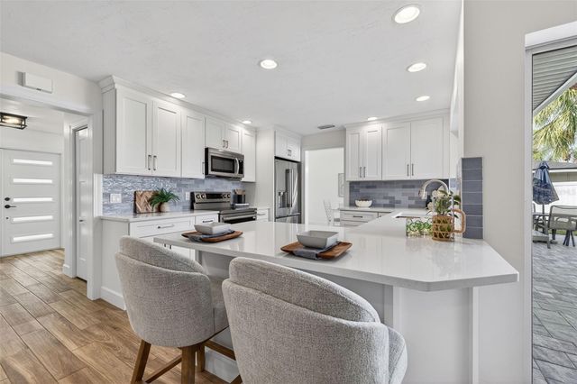 2043 TANGLEWOOD WAY NE, St Petersburg, FL 33702