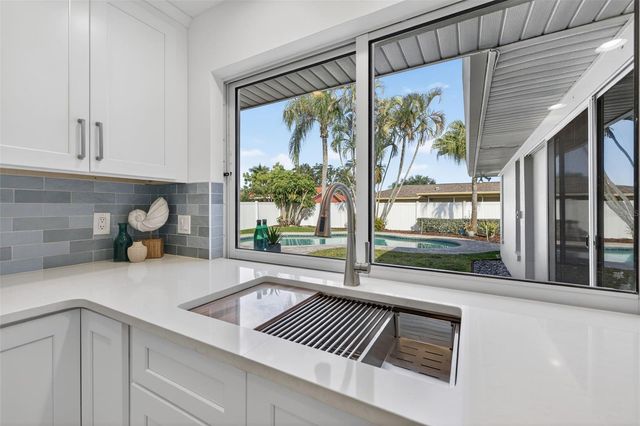 2043 TANGLEWOOD WAY NE, St Petersburg, FL 33702