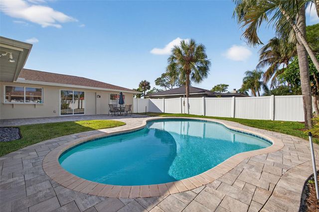 2043 TANGLEWOOD WAY NE, St Petersburg, FL 33702