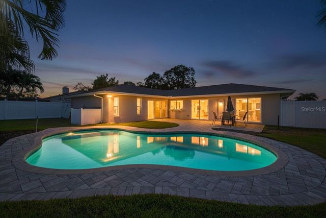 2043 TANGLEWOOD WAY NE, St Petersburg, FL 33702