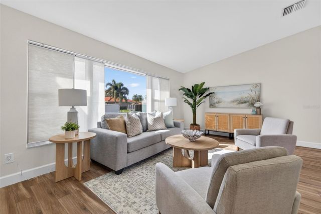 2043 TANGLEWOOD WAY NE, St Petersburg, FL 33702