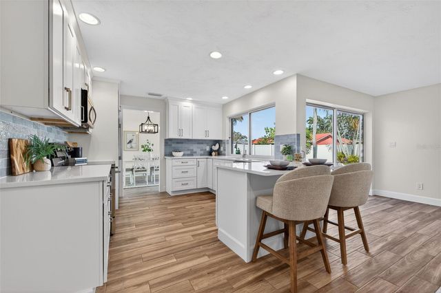 2043 TANGLEWOOD WAY NE, St Petersburg, FL 33702