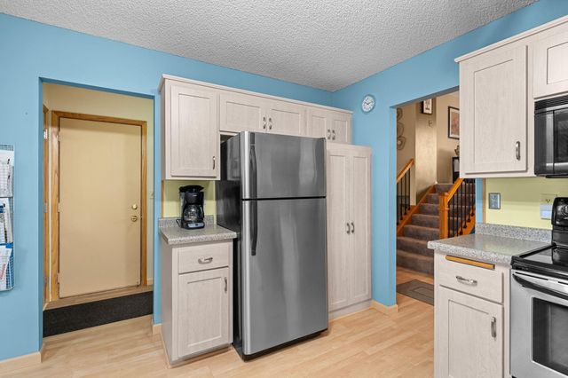 2581 Henslow Avenue N, Oakdale, MN 55128