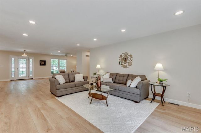 541 Princeway Court, Manchester, MO 63011