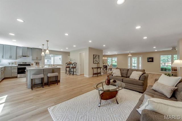 541 Princeway Court, Manchester, MO 63011